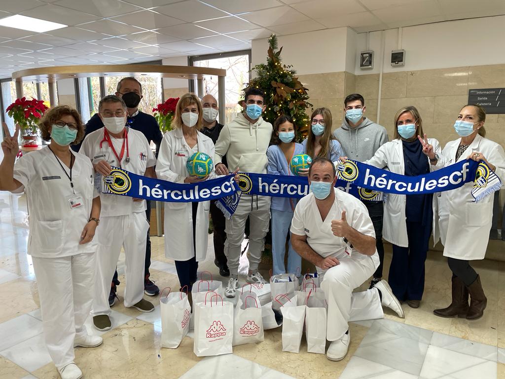 El equipo directivo del Hospital de Sant Joan recibe al Hércules y dos chicas ingresadas representan a todos los niños de la planta