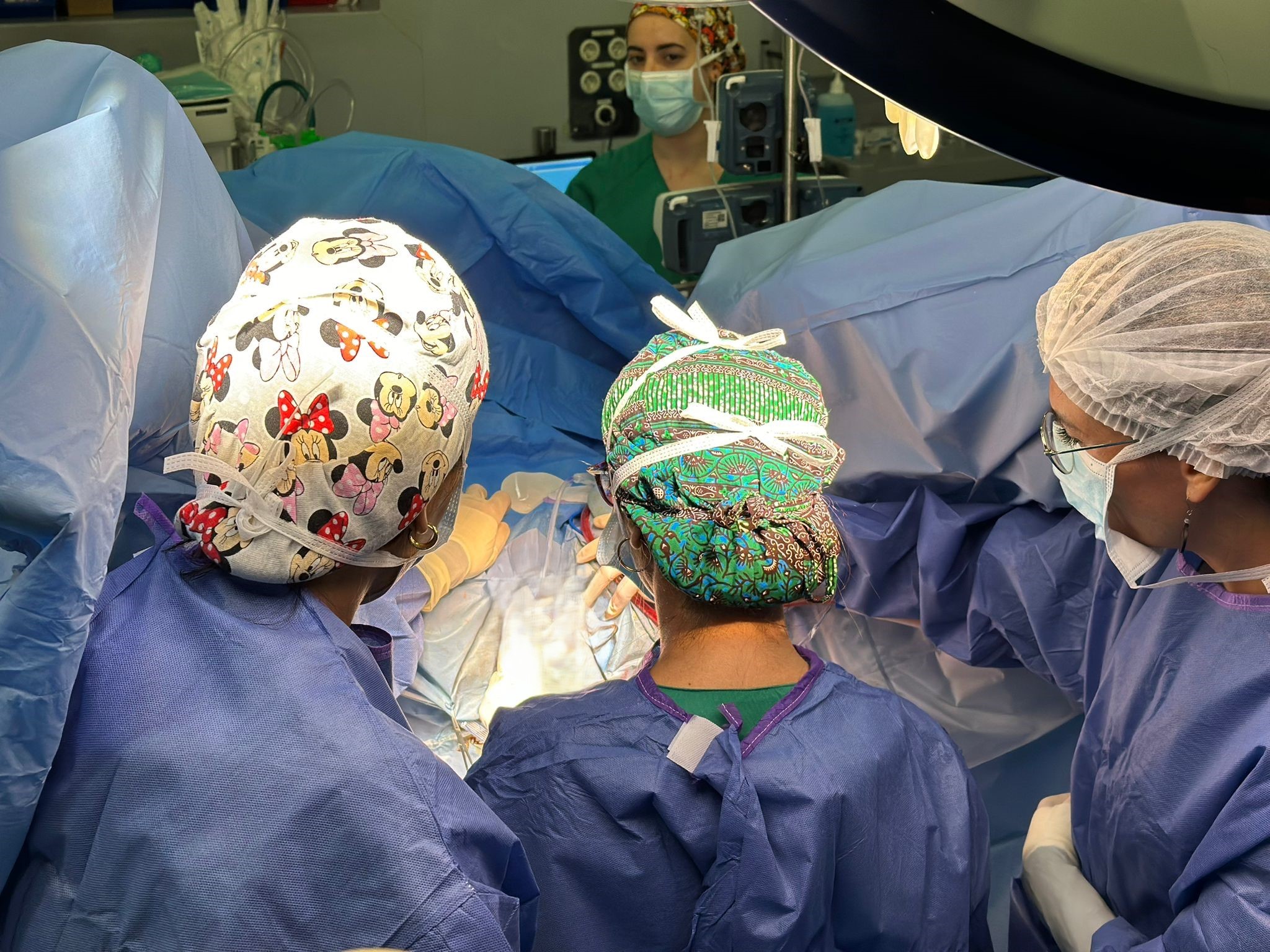 En las intervenciones para colocar la banda TOA colaboran profesionales de Urología y Ginecología